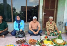 H. Entang Suana, S.E. Beserta Para Tokoh Masyarakat Meresmikan Jalan Lingkungan dan Syukuran