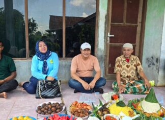H. Entang Suana, S.E. Beserta Para Tokoh Masyarakat Meresmikan Jalan Lingkungan dan Syukuran