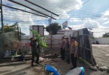 Polisi, TNI dan Satpol PP Tertibkan Puluhan Bendera Ormas di Tangerang