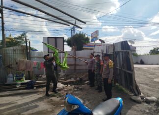 Polisi, TNI dan Satpol PP Tertibkan Puluhan Bendera Ormas di Tangerang