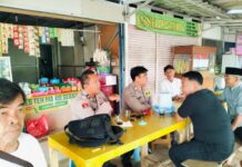 Bhabinkamtibmas Polsek Parung bersinergi dengan TNI menjalin kedekatan Dengan masyarakat Desa binaan.