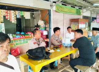 Bhabinkamtibmas Polsek Parung bersinergi dengan TNI menjalin kedekatan Dengan masyarakat Desa binaan.