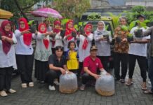 Ketua Komisi 3 DPRD Kota Tangerang Salurkan Bibit Pohon dan Ikan Untuk Dukung Ekonomi Warga Periuk