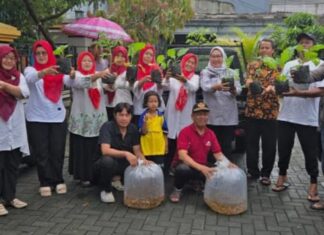 Ketua Komisi 3 DPRD Kota Tangerang Salurkan Bibit Pohon dan Ikan Untuk Dukung Ekonomi Warga Periuk