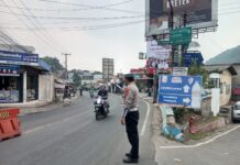 Anggota Polsek Ciampea Polres Bogor Laksanakan Giat Pengaturan Lalu Lintas di Titik Rawan Kemacetan