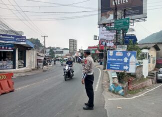 Anggota Polsek Ciampea Polres Bogor Laksanakan Giat Pengaturan Lalu Lintas di Titik Rawan Kemacetan