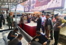 Kapolsek Dramaga Bersama Forkopimcam Musnahkan Ribuan Botol Miras Oplosan