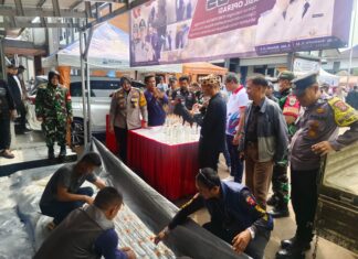 Kapolsek Dramaga Bersama Forkopimcam Musnahkan Ribuan Botol Miras Oplosan