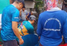 Camat Sepatan Turun ke Lapangan, Gotong Royong Bersihkan Saluran Air Tersumbat