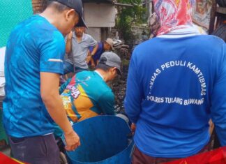Camat Sepatan Turun ke Lapangan, Gotong Royong Bersihkan Saluran Air Tersumbat