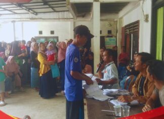 Penyaluran Bantuan Beras untuk 1.090 KPM Desa Sukaharja Berlangsung Lancar