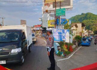 Wujud Pelayanan Prima, Polsek Ciampea Tertibkan Lalu Lintas di Titik Rawan Macet