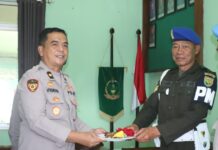 KEJUTAN HANGAT POLRES MUARA ENIM UNTUK TNI DI HARI ULANG TAHUN KE-80