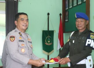 KEJUTAN HANGAT POLRES MUARA ENIM UNTUK TNI DI HARI ULANG TAHUN KE-80