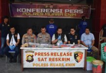 Mantan Kepala Desa Darmo Kasih Digelandang Ke Polres Muara Enim,Diduga Korupsi DD dan ADD