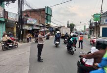 Anggota Polsek Ciampea Polres Bogor laksanakan kegiatan pengaturan lalu lintas