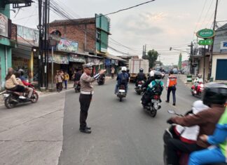 Anggota Polsek Ciampea Polres Bogor laksanakan kegiatan pengaturan lalu lintas