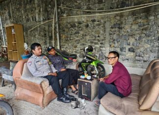 Bhabinkamtibmas Desa Kopo Sambang Warga Sampaikan Himbauan Kamtibmas di Kecamatan Cisarua