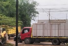 Pengendara Keluhkan Jalan Dipenuhi Tanah Berserakan Akibat Aktivitas Truk Proyek Lippo di Curug