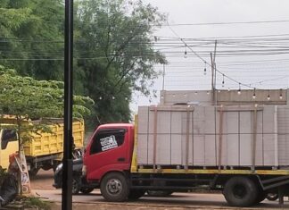 Pengendara Keluhkan Jalan Dipenuhi Tanah Berserakan Akibat Aktivitas Truk Proyek Lippo di Curug