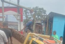 Akibat Hujan Deras Truk Engkel Tercebur ke Sungai di Cimanggis Bogor, Pengemudi Selamat