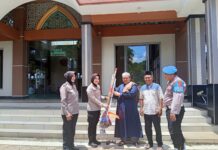 Polri Peduli Kebersihan Tempat Ibadah, Polsek Kemang Jalin Silaturahmi Dan Berikan Alat Kebersihan Masjid – Mubarokah
