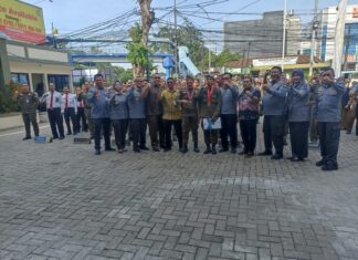 Kasatpol PP Bersama Manager Berikan Hadiah Kepada Dua Juara Atlet MMA IBCA