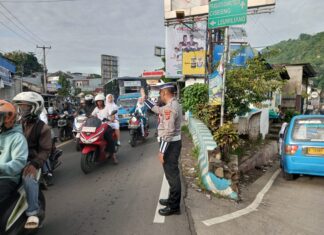 Polsek Ciampea Lakukan Pengaturan Lalu Lintas Pagi Hari, Pastikan Arus Kendaraan Tetap Lancar