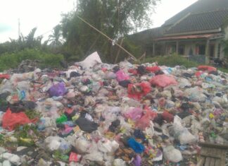 TPS Tak Difungsikan, Sampah Menggunung di Lahan Pribadi Warga Kronjo