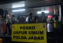 Polda Jabar Kerahkan Dapur Lapangan untuk Warga Terdampak Banjir di Karangligar