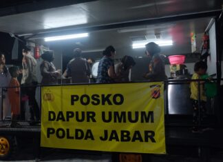 Polda Jabar Kerahkan Dapur Lapangan untuk Warga Terdampak Banjir di Karangligar