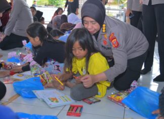Penuh Keceriaan, Polwan Polda Jabar, Bermain, Bercengkrama dan Menggambar dengan Anak – Anak Pengungsi Korban Longsor di Cisarua KBB