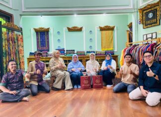 Tenun Tuan: Dari Warisan Keluarga Menuju Asa Pelestarian Budaya Palembang