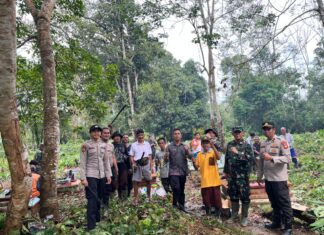 Sambut Bulan Suci Ramadhan 1447 H, Polisi, TNI dan Ratusan Warga Gotong Royong Bersihkan TPU di Muara Enim