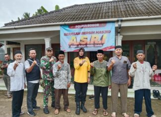 Jelang Ramadhan, Polsek Kemang Gelar Geber Masjid Asri dan Tanam Pohon di Masjid Jami An-Nur