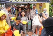 Polres Bogor Bagikan Takjil dan Makan Gratis untuk Masyarakat di Depan Mako