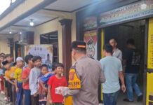 Polsek Cigudeg Gelar Jumat Berkah Dan Bagi Takjil Gratis di Hari Kedua Ramadan 1447 H