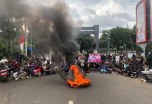 Aksi Ratusan Massa Resolusi Mahasiswa Bogor Diwarnai Bakar Ban, Tuntut Batalkan Pokir Pengadaan Videotron Rp 100 Miliar