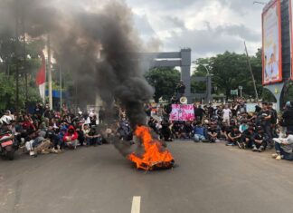 Aksi Ratusan Massa Resolusi Mahasiswa Bogor Diwarnai Bakar Ban, Tuntut Batalkan Pokir Pengadaan Videotron Rp 100 Miliar