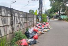 Sampah Menumpuk di Jalan Pasirandu Curug, Warga Keluhkan Bahaya bagi Pengendara
