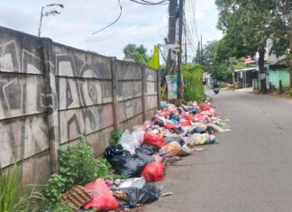 Sampah Menumpuk di Jalan Pasirandu Curug, Warga Keluhkan Bahaya bagi Pengendara