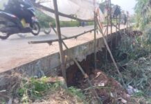 Longsor 3 Meter Rusak Jalan Penghubung Gunungsindur–Ciseeng, Warga Lakukan Perbaikan Darurat