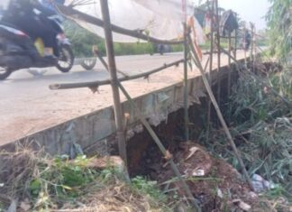 Longsor 3 Meter Rusak Jalan Penghubung Gunungsindur–Ciseeng, Warga Lakukan Perbaikan Darurat