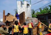 191 PKL di Parung Ditertibkan Satpol PP Bogor, Lapak Liar di Trotoar dan Bahu Jalan Dibongkar