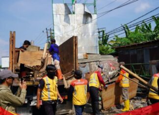 191 PKL di Parung Ditertibkan Satpol PP Bogor, Lapak Liar di Trotoar dan Bahu Jalan Dibongkar