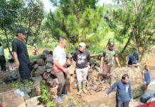 Warga Desa Kemang Gotong Royong Bersihkan Kali Cibeteung, Cegah Banjir di Wilayah