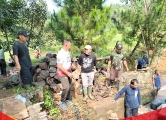 Warga Desa Kemang Gotong Royong Bersihkan Kali Cibeteung, Cegah Banjir di Wilayah