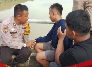 Bhabinkamtibmas dan Warga Gagalkan Aksi Pemuda Diduga Hendak Akhiri Hidup di Jembatan Kepur Muara Enim