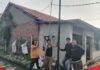 Warga Desa Kayu Agung Sepatan Khawatir Tiang Tak Berfungsi di Depan Rumah Roboh Saat Hujan