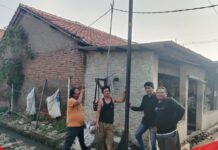 Warga Desa Kayu Agung Sepatan Khawatir Tiang Tak Berfungsi di Depan Rumah Roboh Saat Hujan